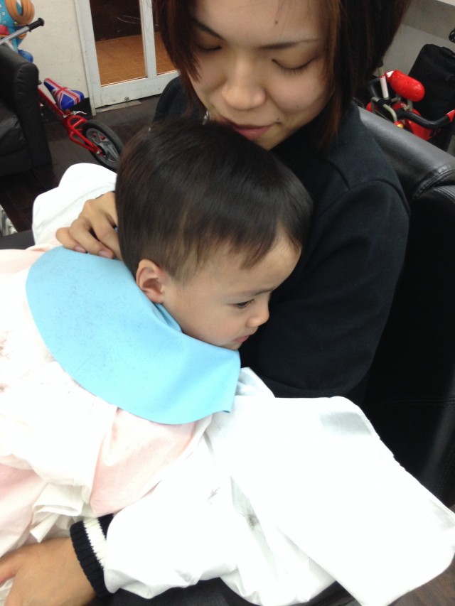 3歳の男の子です。 ママに抱っこしてもらって安心カットです(^-^)/ ママも、一緒に前髪カットもさせてもらいました。
