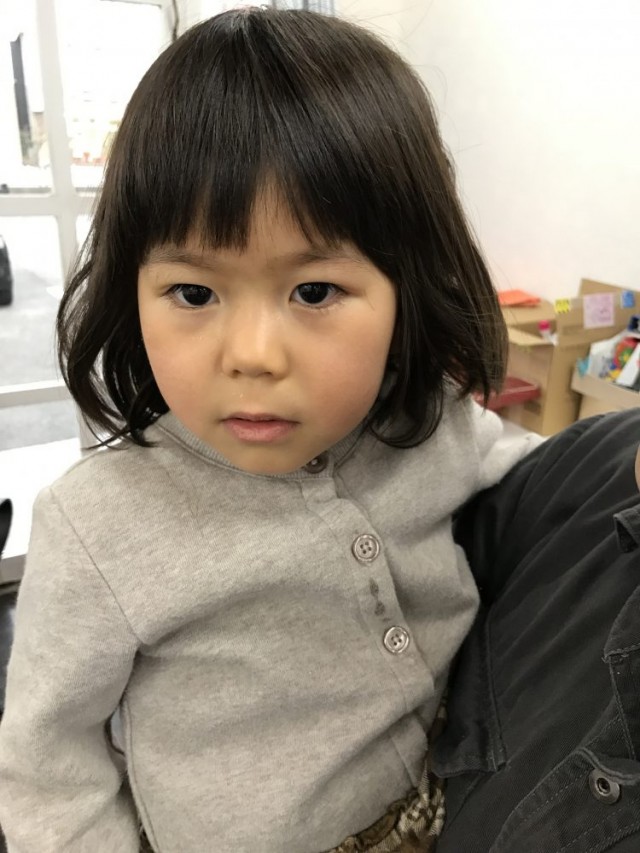 3歳の女の子です。 お兄チャンと一緒に来店してカワイく前髪をカットしました(^-^)/