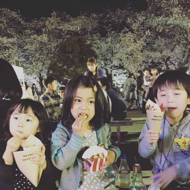 昨夜は、大垣の芭蕉記念館へ花見へ(^-^)/ 夜桜メッチャ綺麗！！ 子供たちは、花より団子ですね(^-^)/